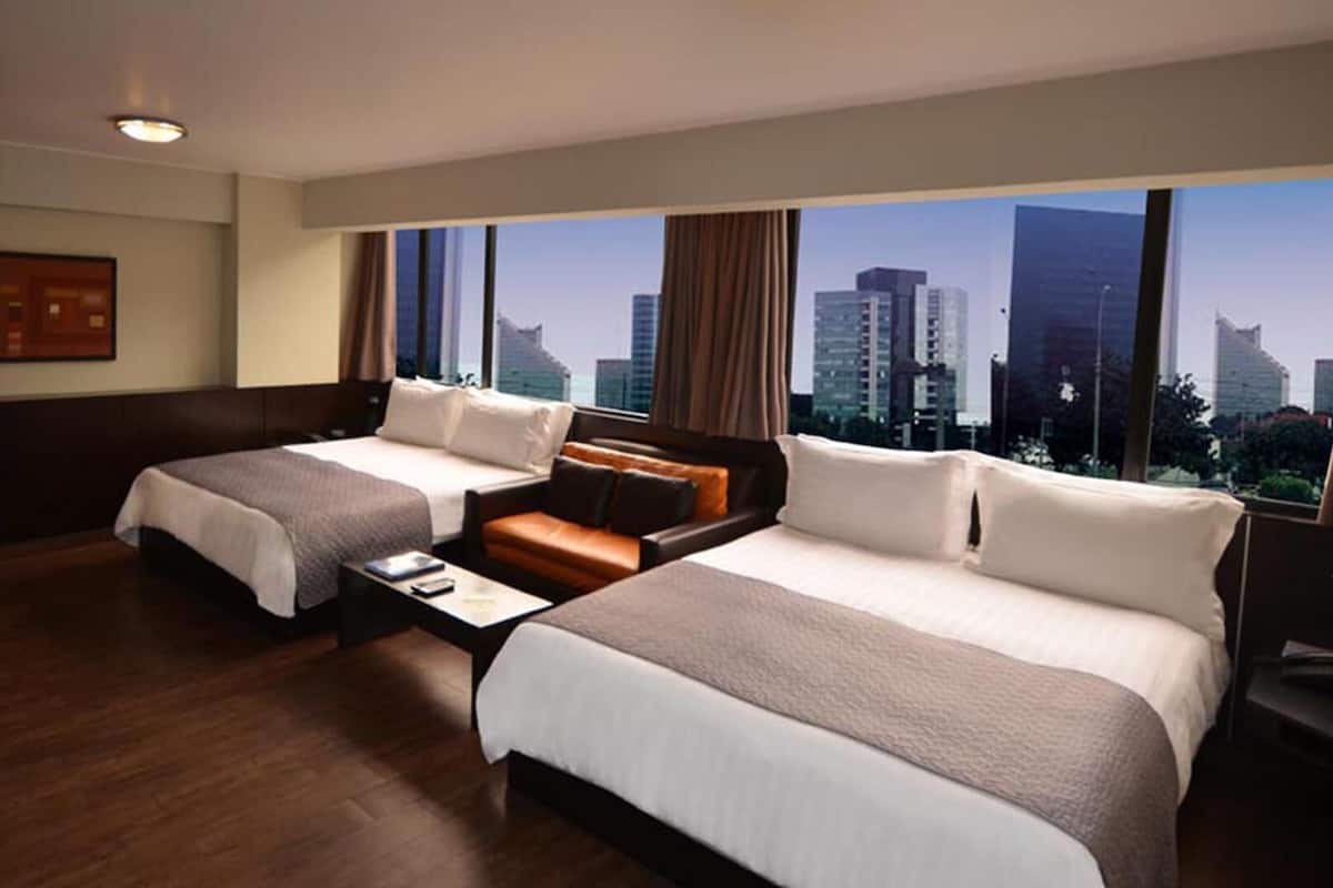 Bộ đồ giường cao cấp, chăn bông, minibar, két bảo mật tại phòng
