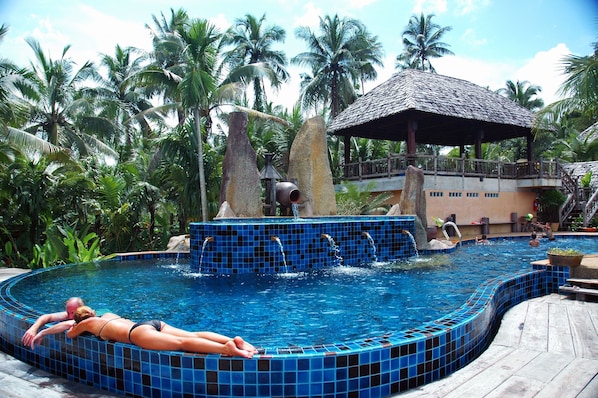 Una piscina al aire libre