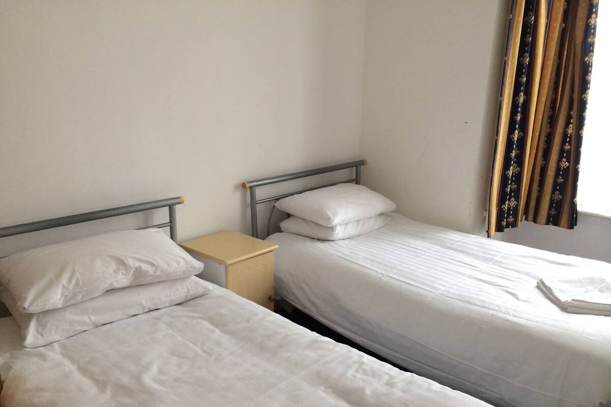 Standard Twin Room | Cribs (free), WiFi (free)