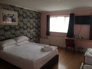 Chambre quadruple Standard | Lit de bébé (gratuit), accÚs au Wi-Fi (inclus)