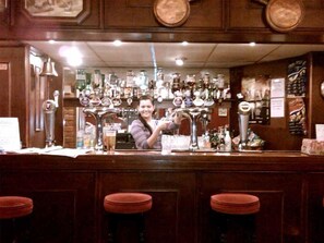 Bar (on property) - Lindal Hotel (Harrow)