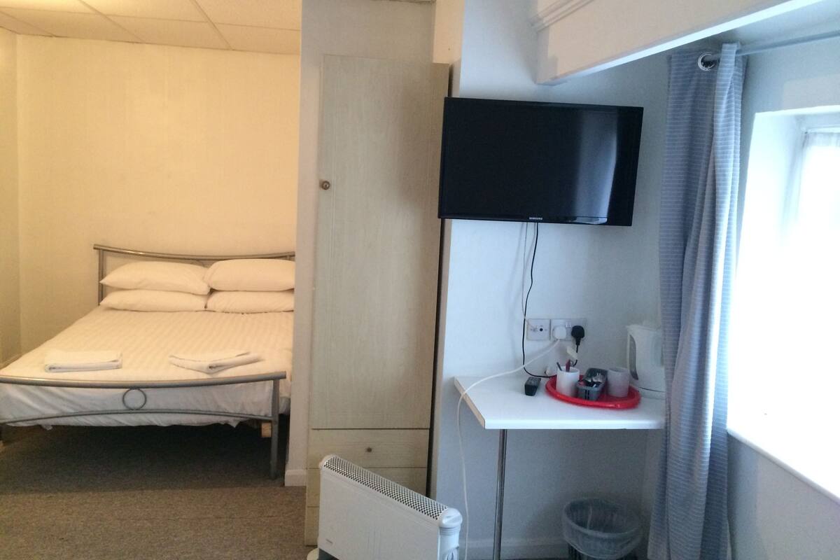 Cribs (free), WiFi (free)