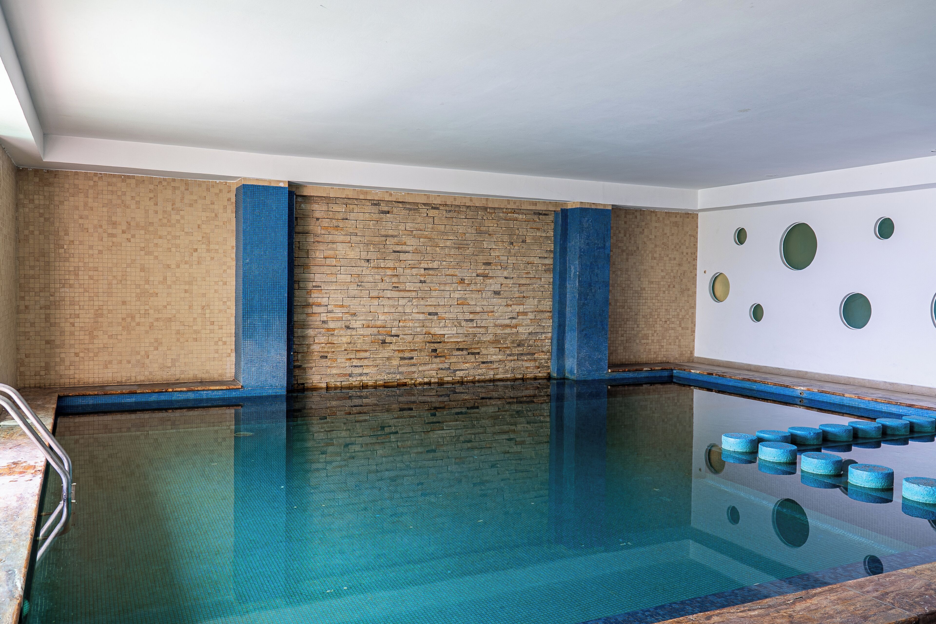 室内游泳池，室外游泳池，09:00 至 21:00 开放, 池畔遮阳伞, 日光浴躺椅