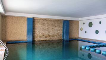 Innendørsbasseng,utendørsbasseng, bassengparasoller og solsenger