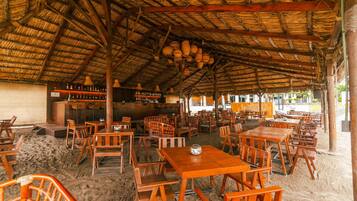 2 restauranter, frokost, lunsj og middag serveres, meksikanske retter