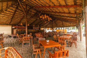 2 restaurants, breakfast, lunch, dinner served; Mexican cuisine  - Artisan Playa Esmeralda Family Beach Hotel (Úrsulo Galván)