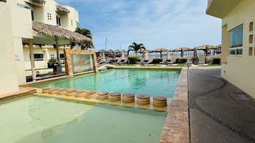 Piscine couverte, piscine extérieure, parasols de plage, chaises longues