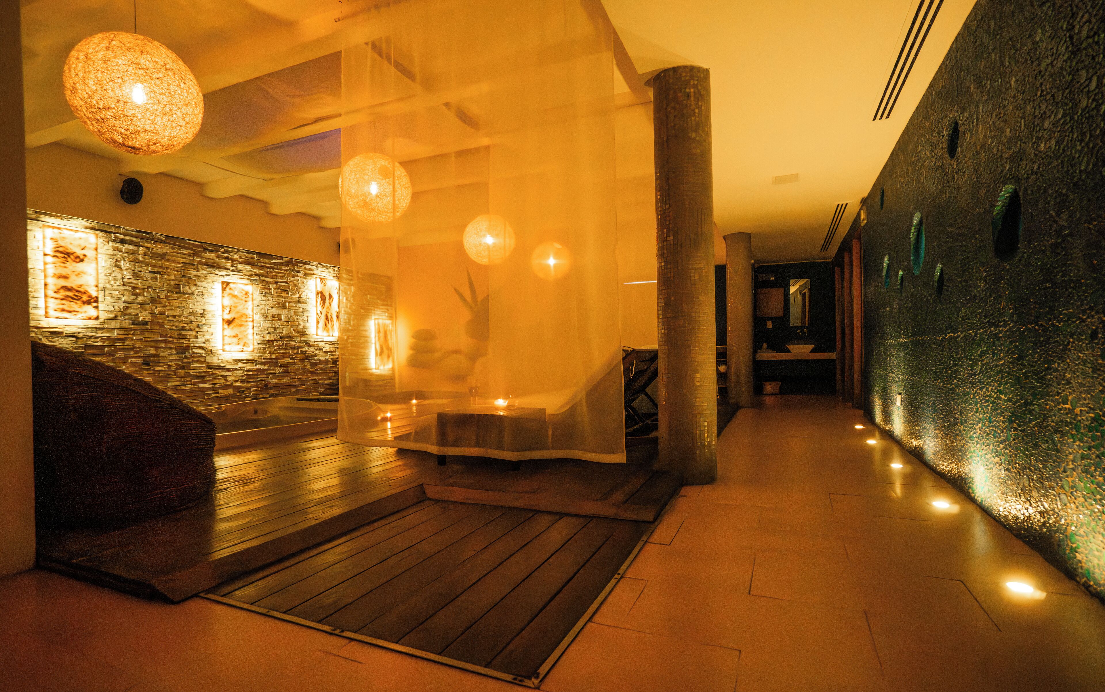 Espace de soins pour les couples, sauna, bain à remous, hammam