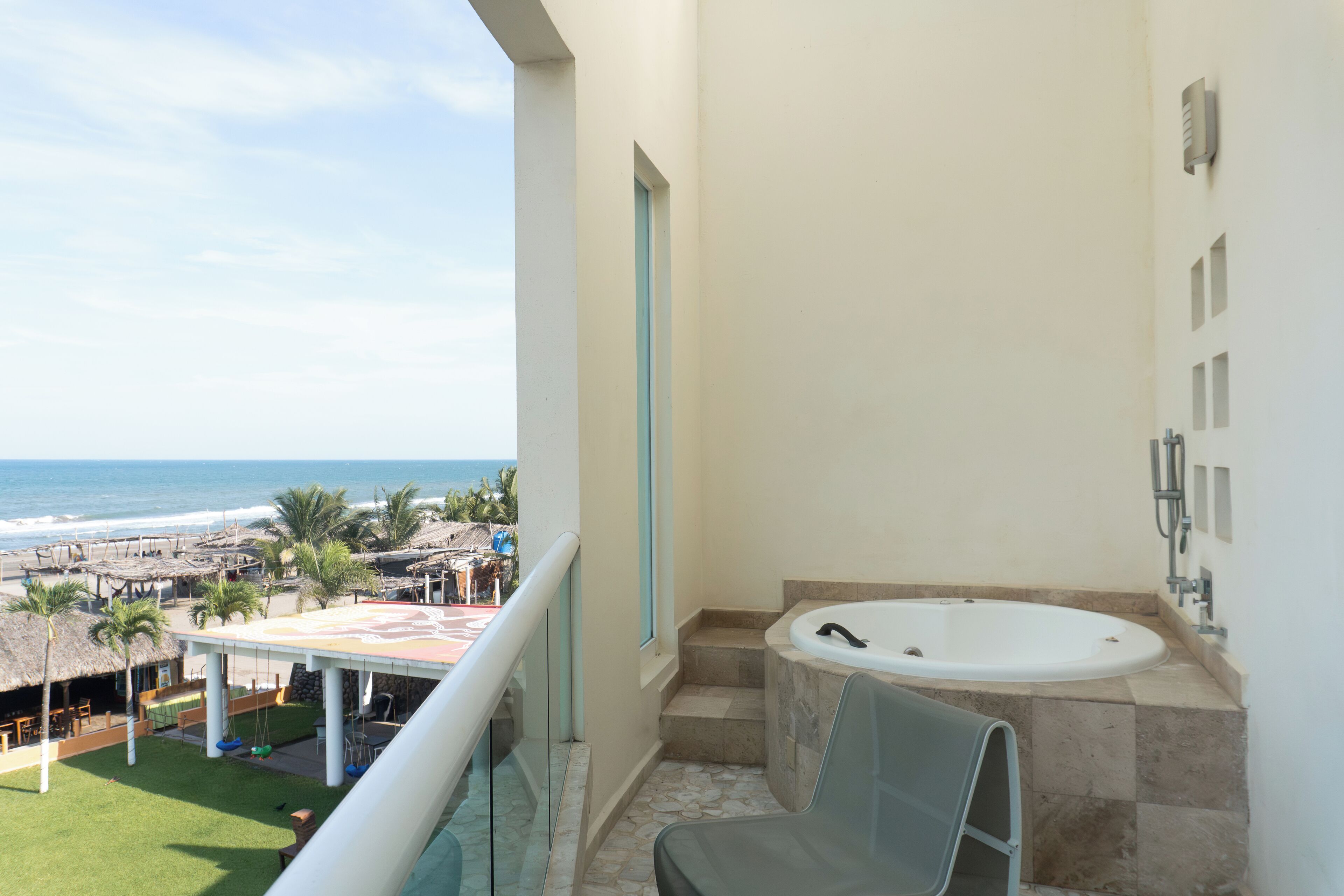 Suite senior | Caja de seguridad en la habitación y muebles diferentes 