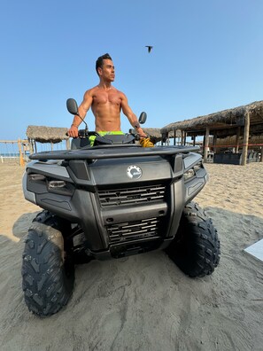 En la playa, sombrillas, toallas de playa y masajes en la playa