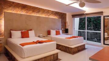 Dobbeltrom – junior | Safe på rommet, individuelt innredet og skrivebord for bærbar PC