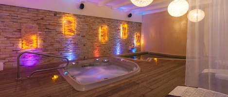 Behandelingskamers voor koppels, een sauna, een bubbelbad, een stoombad
