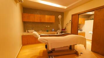 Couples treatment room(s), sauna, hot tub, steam room, body treatments