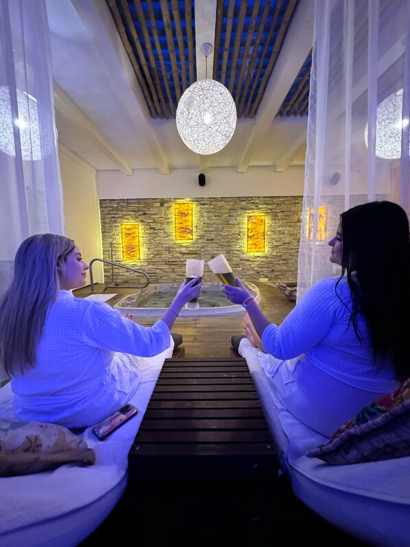 Salas de tratamiento para parejas, sauna y tina de hidromasaje