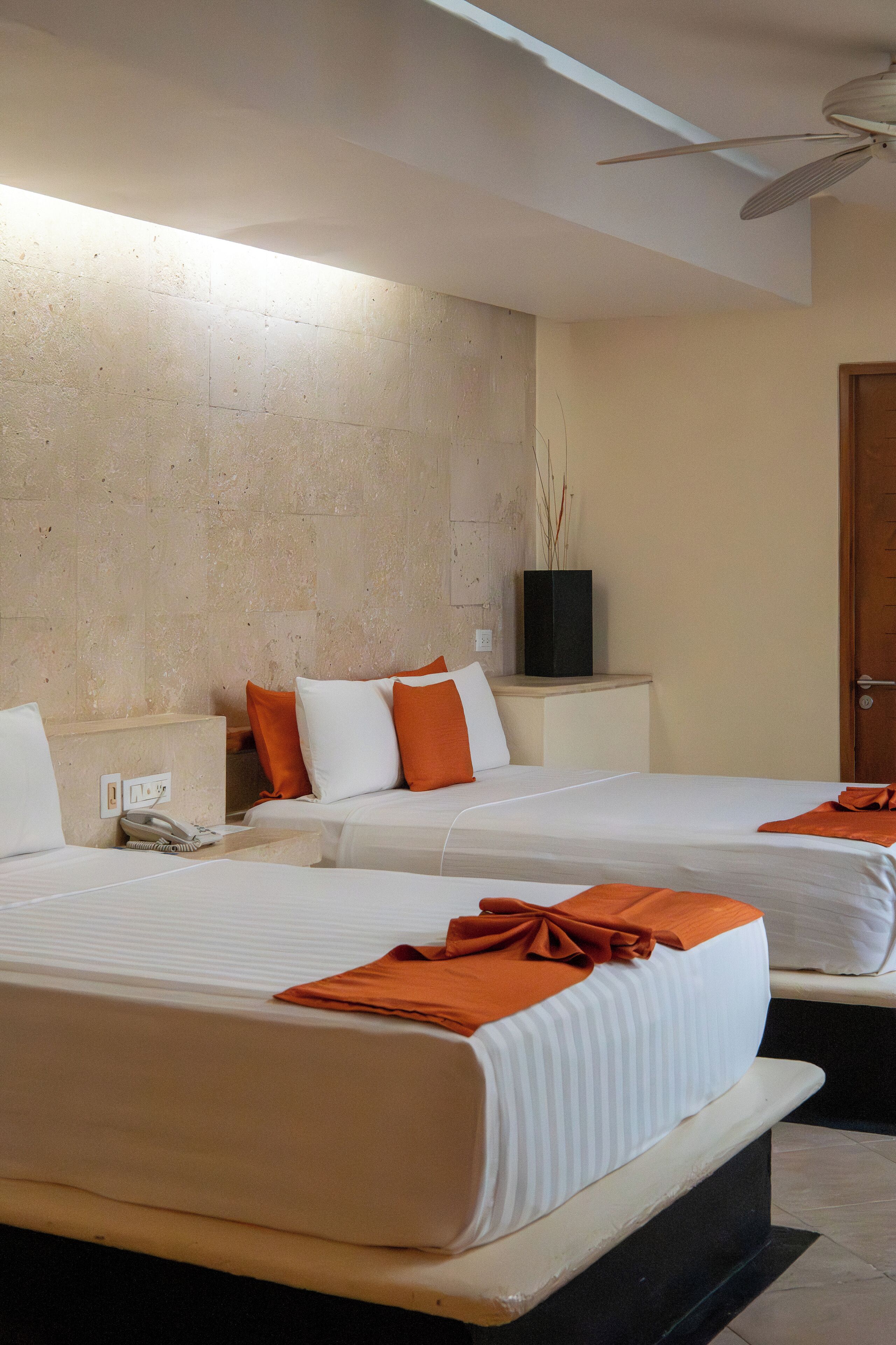 标准双人房 | 客房内保险箱、特色家居、笔记本电脑工作区、遮光窗帘