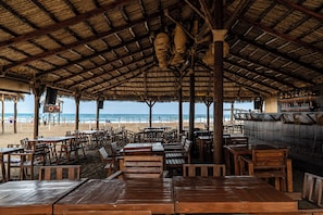 40-inch LCD TV with digital channels, TV, DVD player - Artisan Playa Esmeralda Family Beach Hotel (Úrsulo Galván)