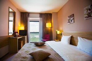 Delta View room- Superior Double room | Hypo-allergenic bedding, down comforters, minibar, in-room safe - RIN Grand (Bucharest)