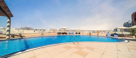Piscine extérieure, parasols de plage, chaises longues