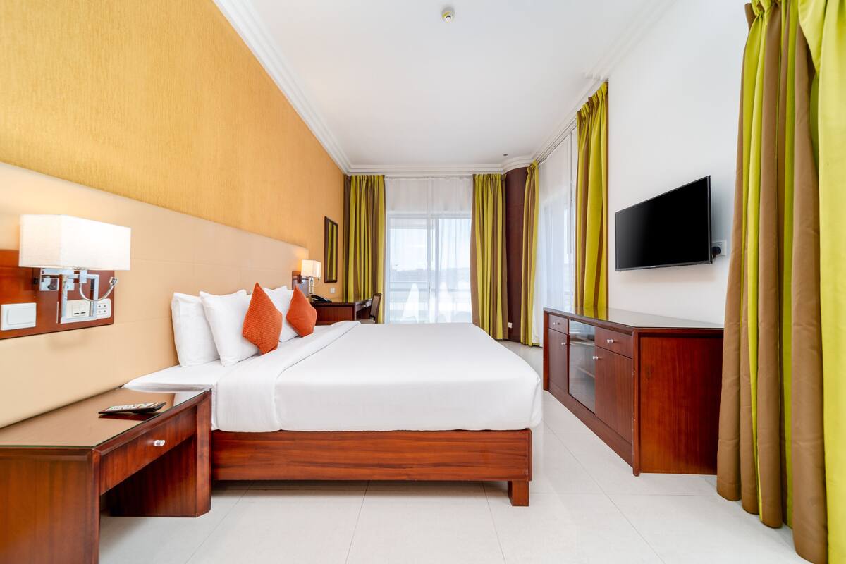 Premium bedding, in-room safe, desk, blackout curtains