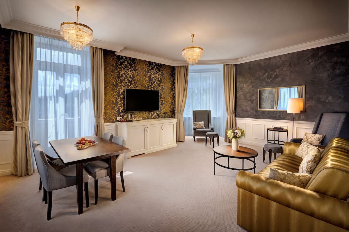 Appartement | Een minibar, een kluis op de kamer, een bureau, babybedden
