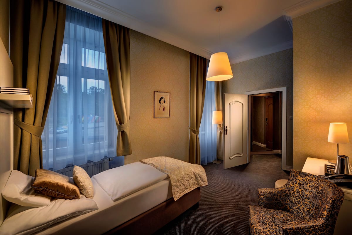 Single Room | Minibar, in-room safe, desk, cots/infant beds