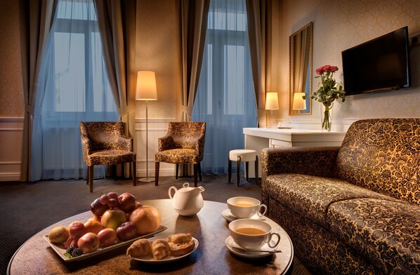 Minibar, coffres-forts dans les chambres, bureau