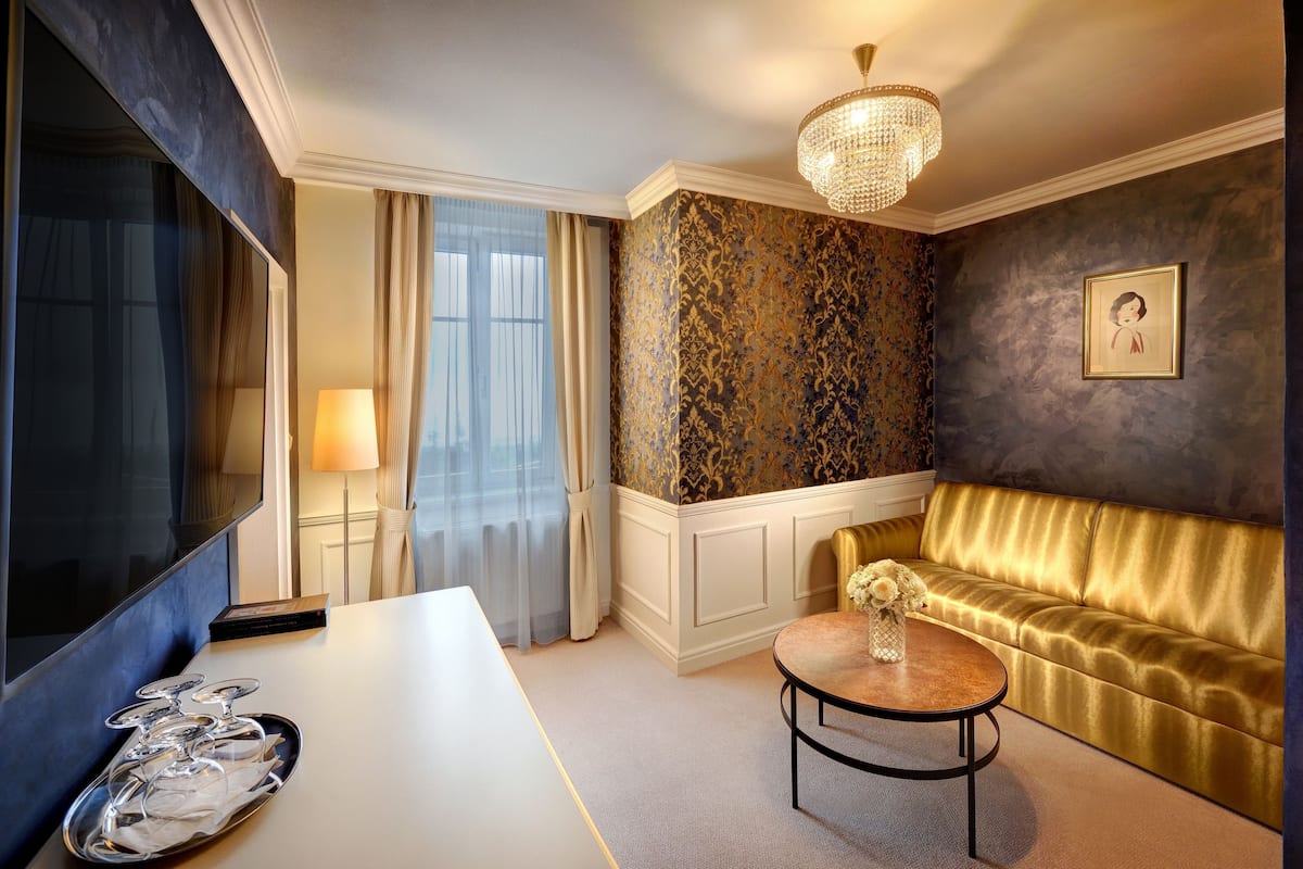 Junior Apartment | Minibar, in-room safe, desk, cots/infant beds