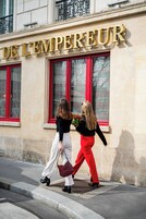 A building with a sign reading "DE L'EMPEREUR".
