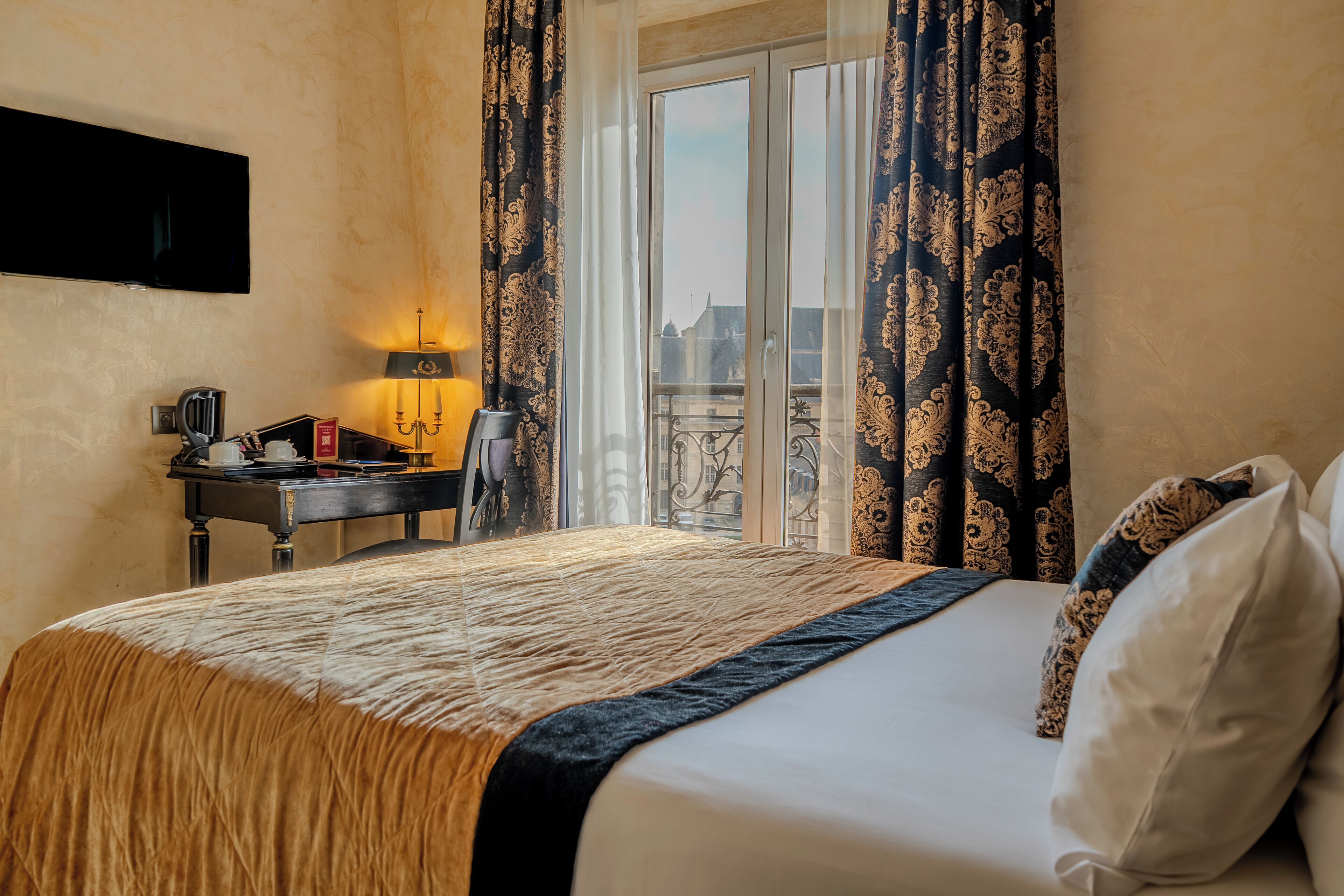 standard double room | in-room safe, desk, soundproofing, free wifi