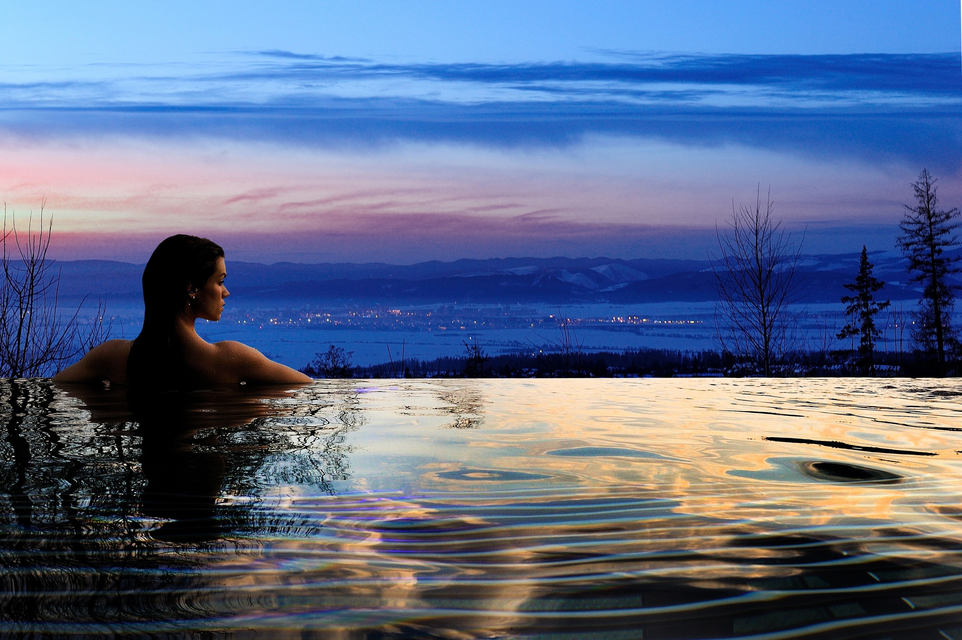 Piscine couverte, piscine extérieure, chaises longues