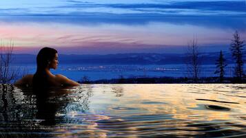 Piscine couverte, piscine extérieure, chaises longues