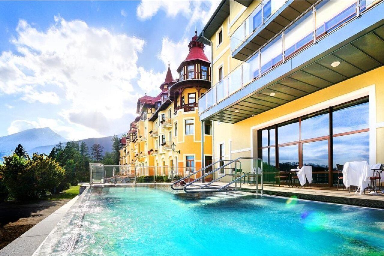 Piscina interna, piscina externa, espreguiçadeiras