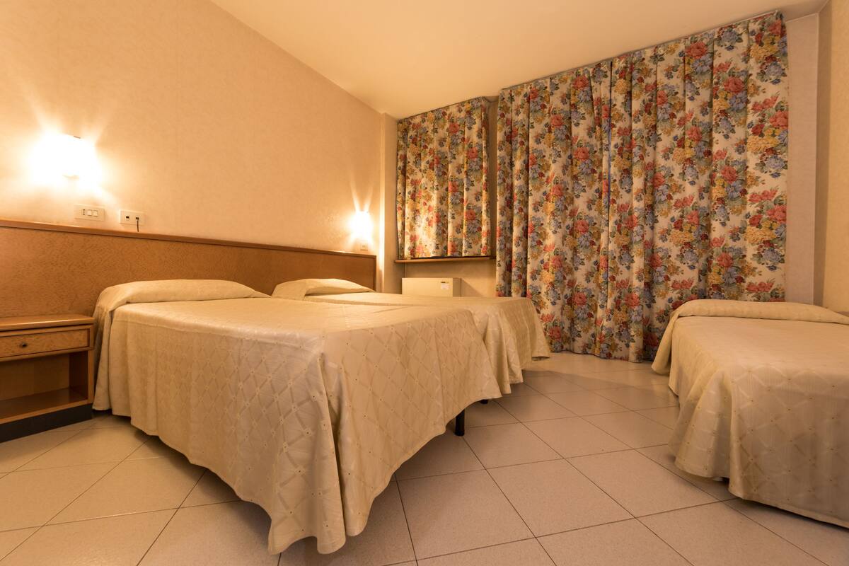 In-room safe, cribs (free), WiFi (free), bed sheets