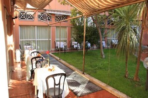 Outdoor dining - Hotel Città 2000 (Rome)