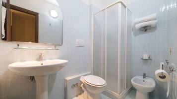 Dusche, Haartrockner, Bidet, Handtücher
