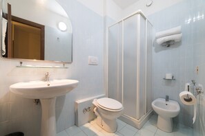 Douche, sèche-cheveux, bidet, serviettes fournies