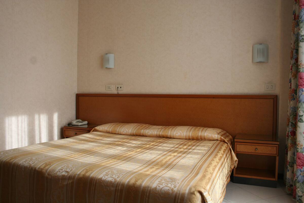 In-room safe, cribs (free), WiFi (free), bed sheets