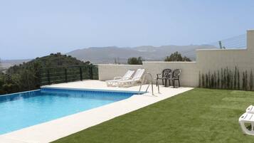 Piscine extérieure, chaises longues
