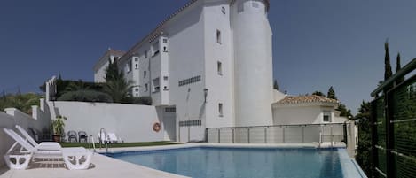 Kolam renang outdoor, dengan kursi berjemur