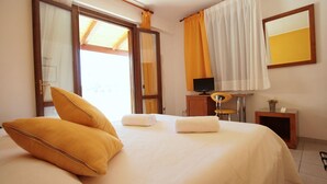 Phòng đôi Tiêu chuẩn | Bộ đồ giường cao cấp, minibar, két bảo mật tại phòng, bàn 