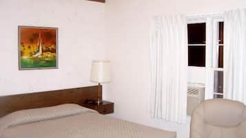 Deluxe room with queen bed | Iron/ironing board, free WiFi