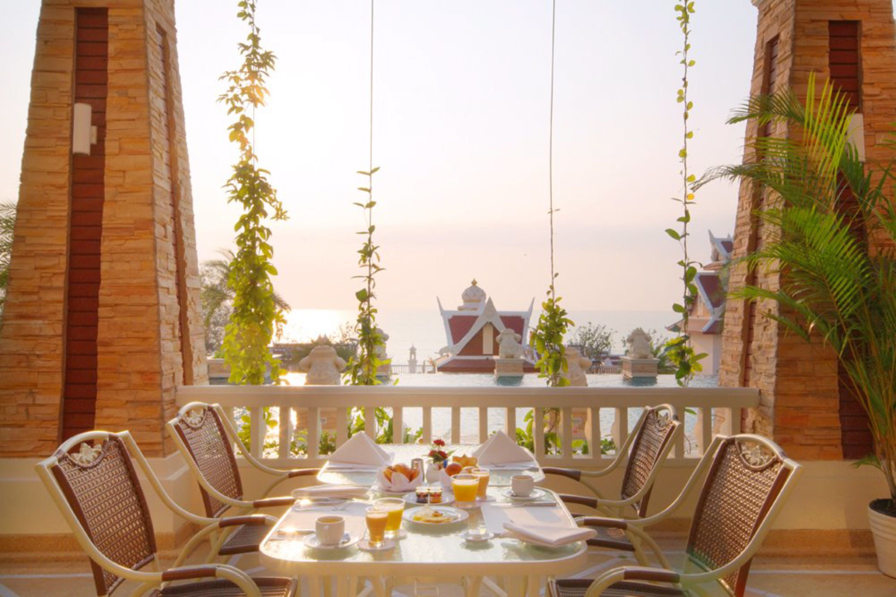 4 restaurants, breakfast served