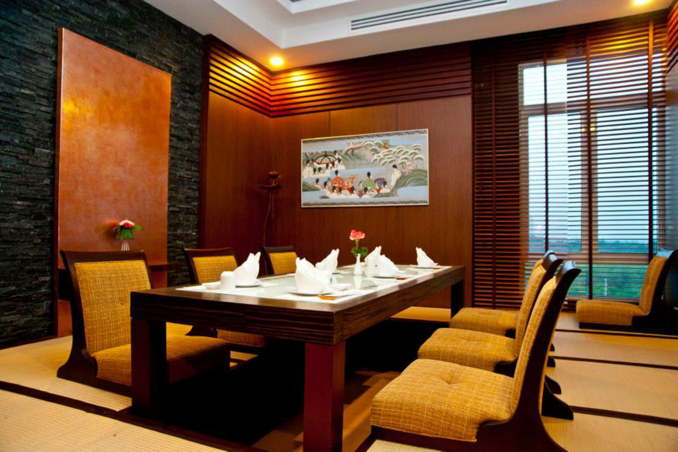 4 restaurants, breakfast served