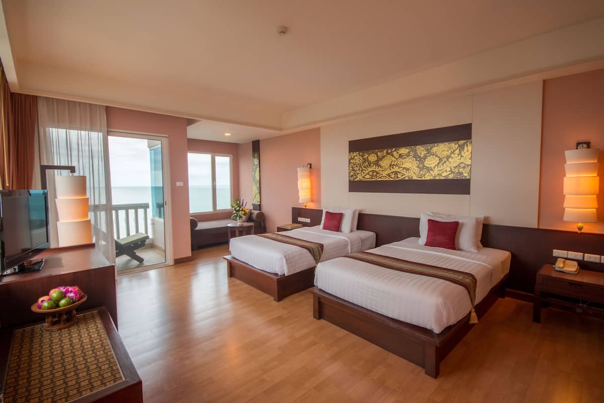 Deluxe Room, Sea View | Premium bedding, minibar, in-room safe, desk