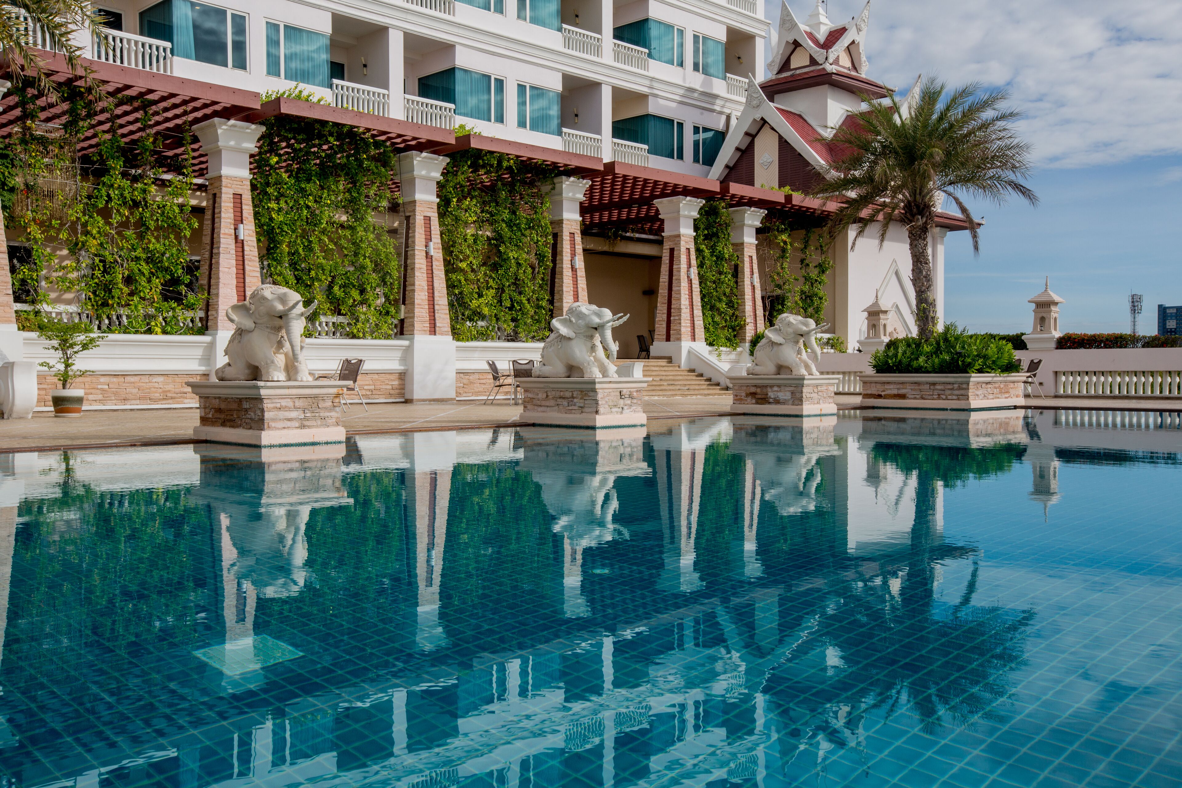 3 outdoor pools, pool umbrellas