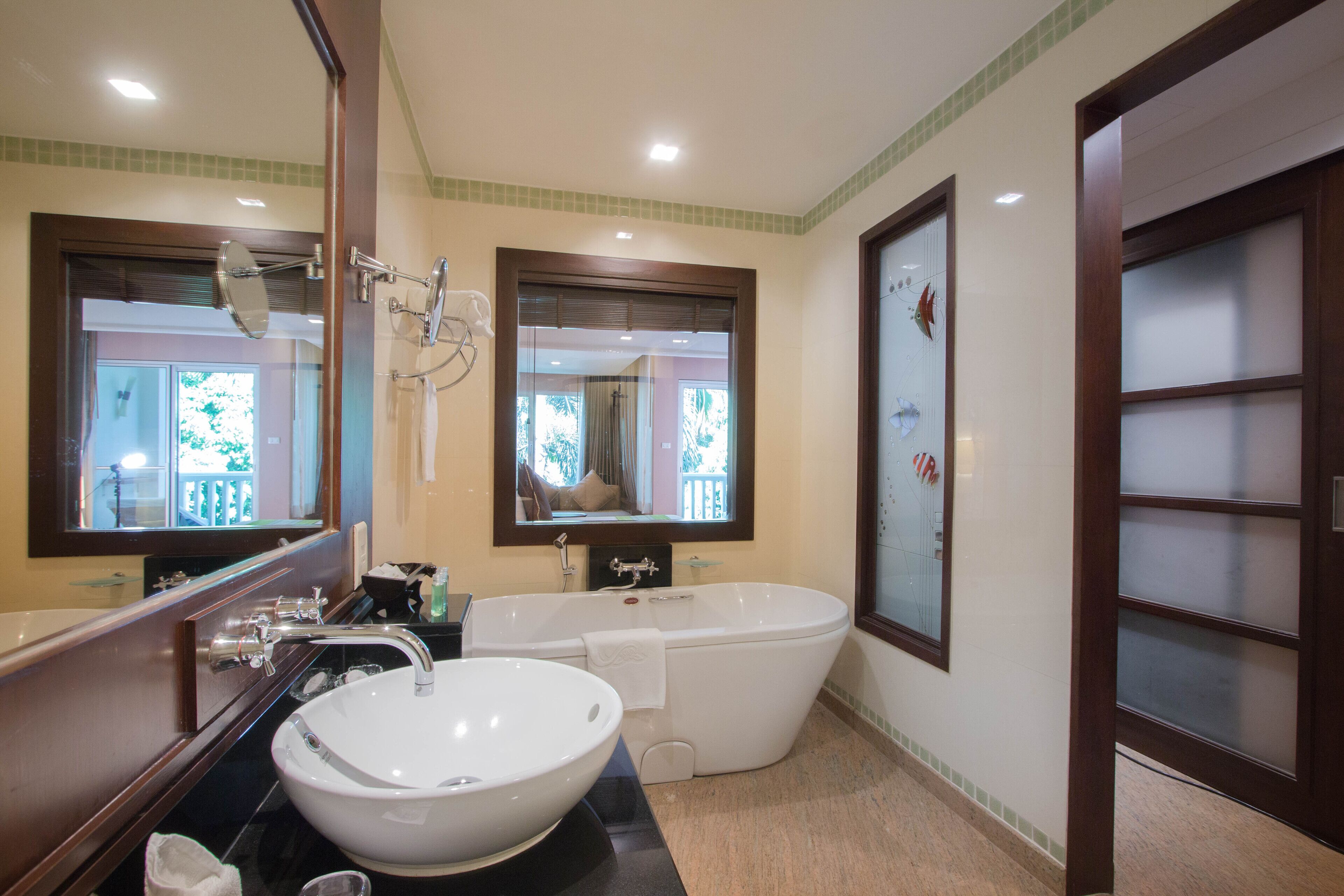 deluxe room, garden view | bathroom | separate bathtub and shower, free toiletries, hair dryer, bathrobes