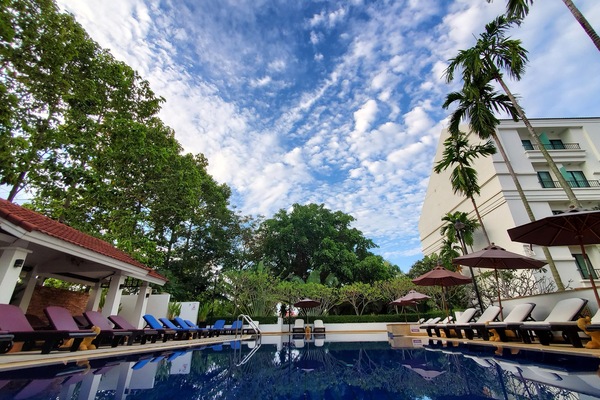 AuĂenpool, geöffnet von 09:00 Uhr bis 21:00 Uhr, Sonnenschirme