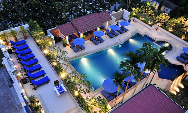 Piscina externa, funciona das 9h às 21h, guarda-sóis, espreguiçadeiras