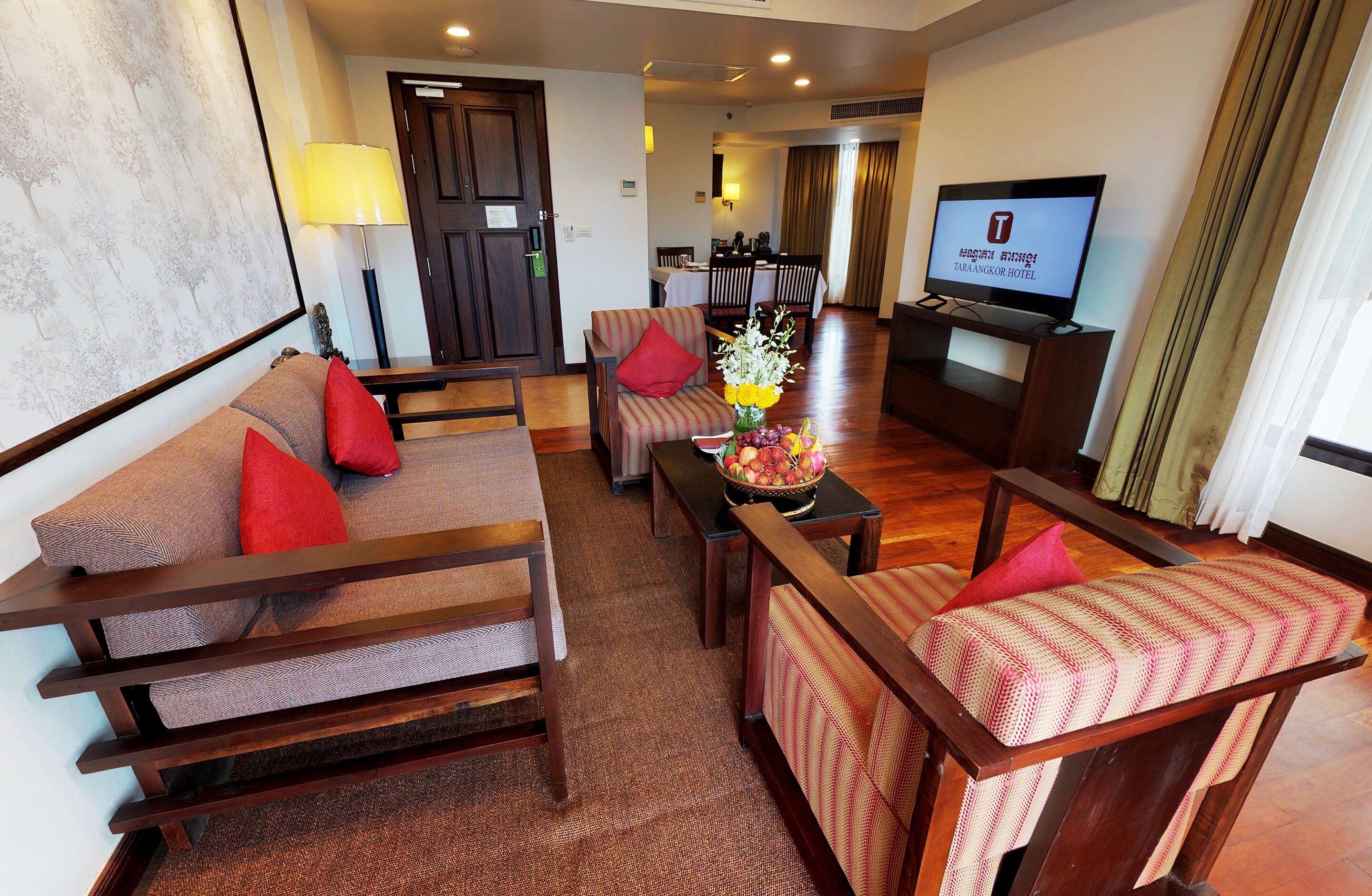 executive suite, 1 king bed | living area | 32-inch lcd tv with satellite channels, tv