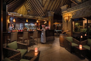 Beach views, serves lunch and happy hour - InterContinental Bora Bora Le Moana Resort by IHG (Bora Bora)